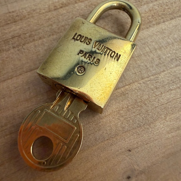 Louis Vuitton Lock and Key #206 - Picture 5 of 8